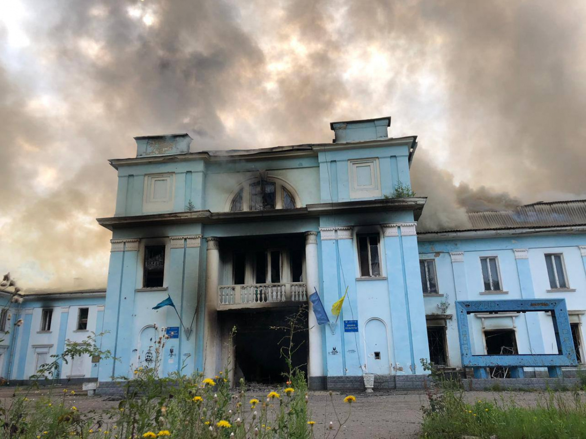 В Часов Яре из-за обстрела сгорел Дворец культуры, в котором размещался гумштаб