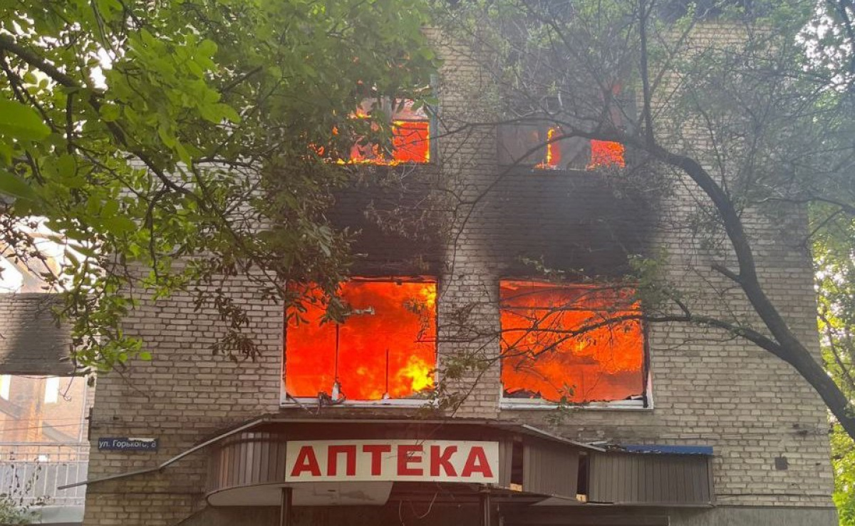 Будівля горить на Донеччині після обстрілу. Фото: ДонОВА