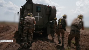Бійці ЗСУ оцінили австралійський БТР на фронті. Скрін: Новини Донбасу