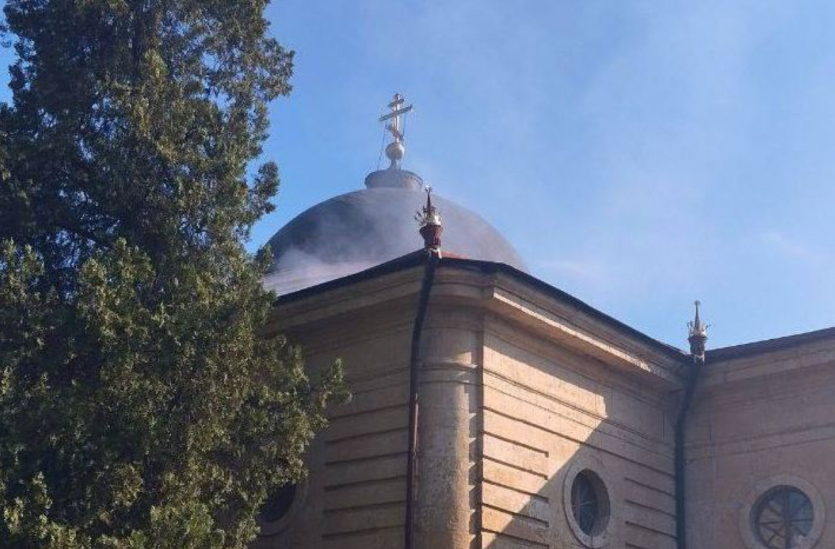 В центре Херсона российской армией из артиллерии обстреляна церковь. Фото: Александр Прокудин