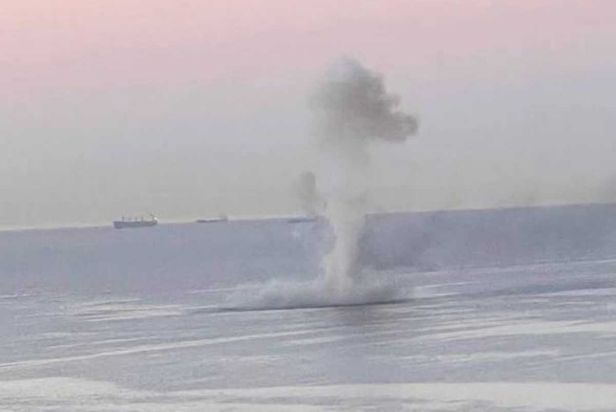 Морскими безэкипажными катерами атакована военно-морская  база Новороссийск. Скрин из видео очевидцев удара