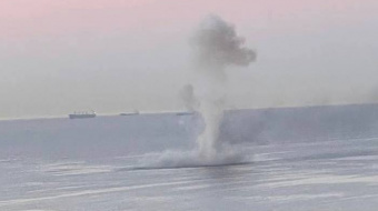 Морськими безекіпажними катерами атаковано військово-морську базу Новоросійськ. Скрин з відео очевидців удару