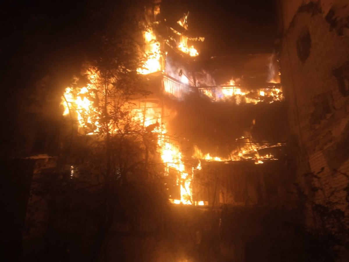 ВС РФ этой ночью нанесли удар по девятиэтажному дому в Херсоне. Фото: Андрей Ермак