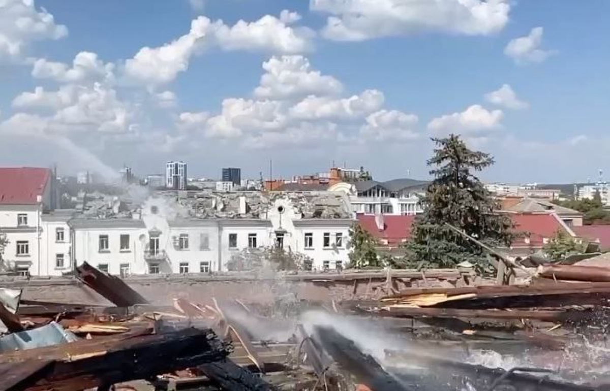 Последствия удара по Чернигову. Фото: ОВА