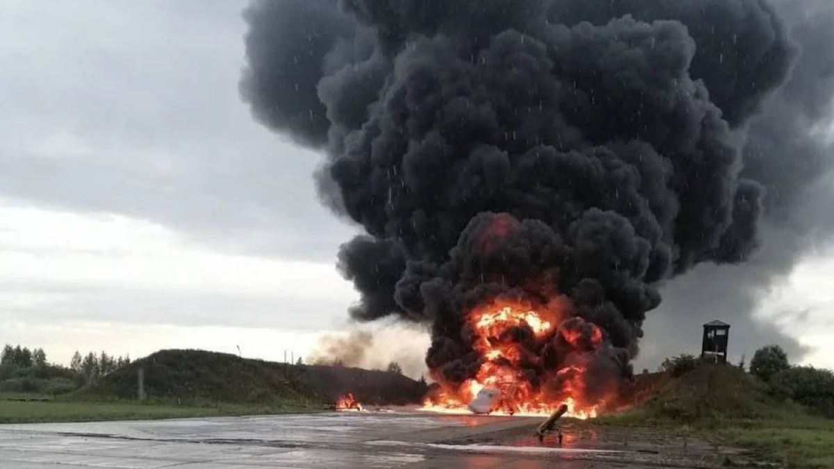 Взрыв бомбардировщика Ту-22М3 на военном аэродроме в Новгородской области 19 августа. Фото: соцсети
