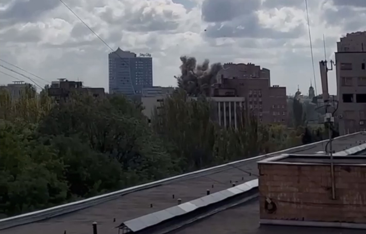 Момент удару по району, де розташовані будівлі ФСБ у Донецьку. Кадр із відео