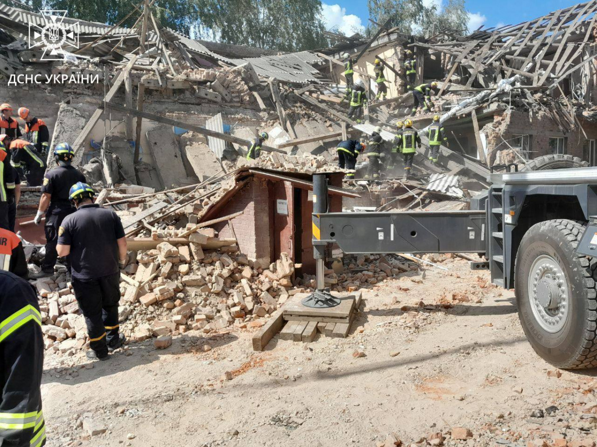 На Сумщине оккупанты беспилотником уничтожили школу: есть погибшие и раненные 