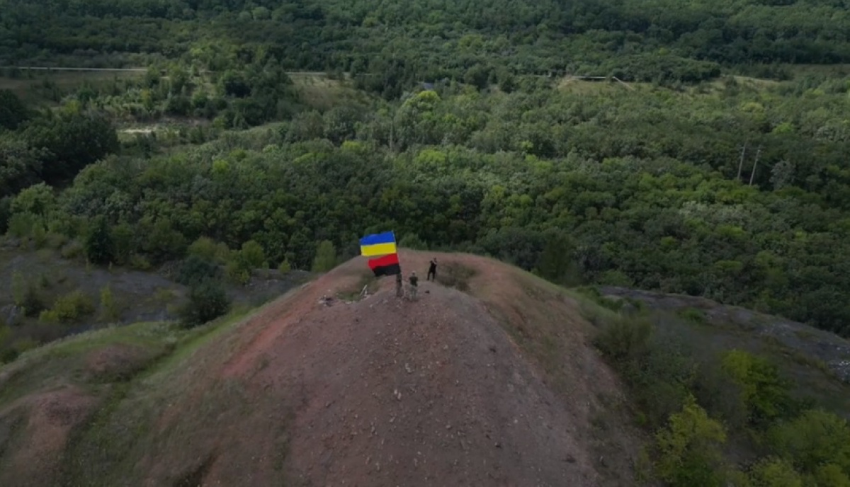 На териконі біля окупованої Горлівки військові встановили прапор України