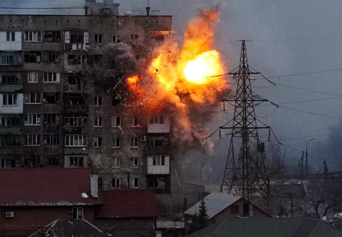 Атака на Маріуполь військовими РФ. Фото: planetakino.ua