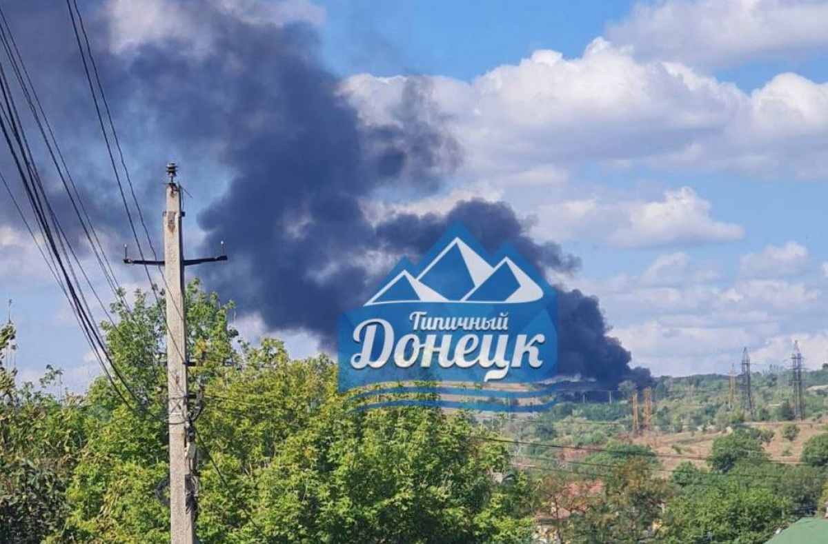 Над Донецком поднимаются клубы черного дыма, пожар в Киевском районе города. Фото: Типичный Донецк