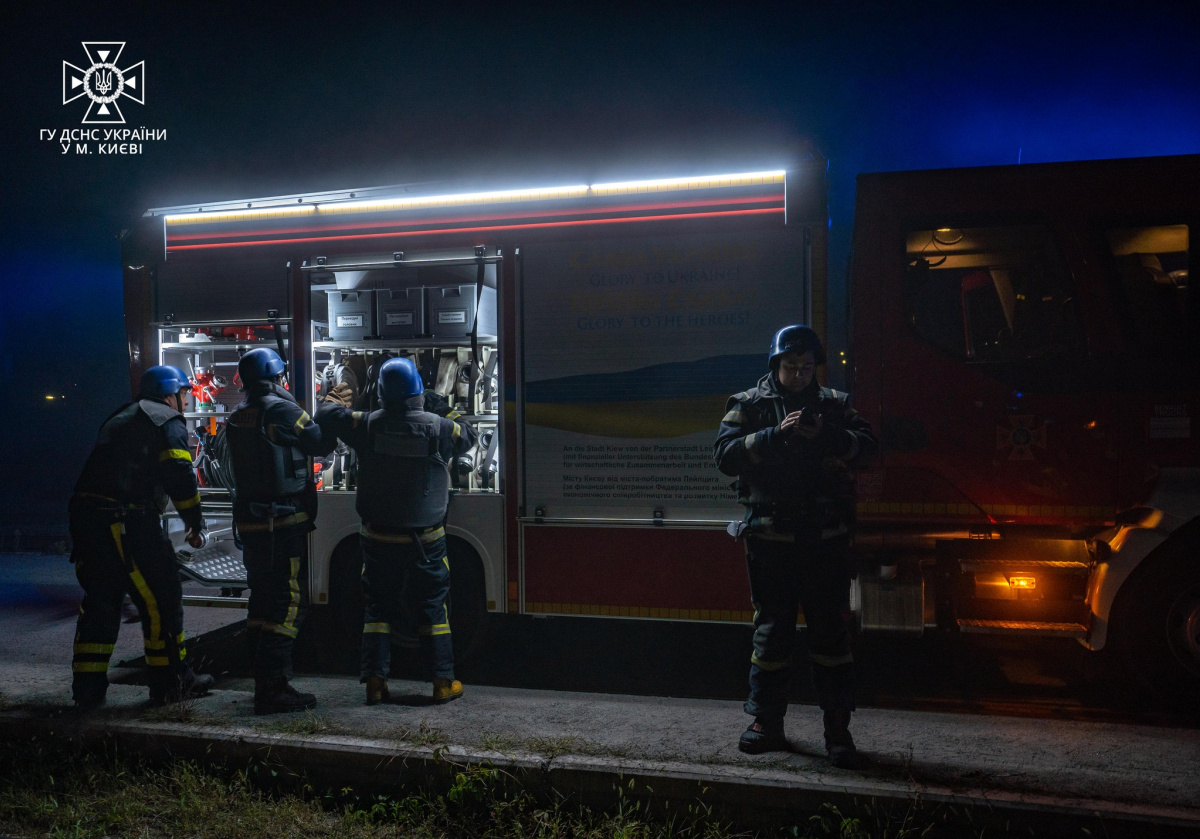 Спасатели показали последствия российской атаки на Киев. Фото: ГСЧС 
