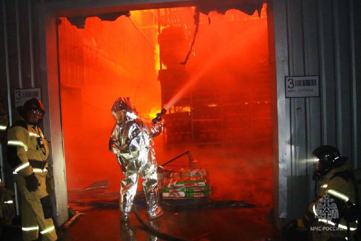 В Макеевке ликвидировали крупный пожар на складе после обстрела. Фото: «МЧС ДНР»