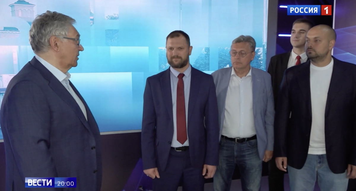 Генеральный директор ВГТРК Олег Добродеев (слева) и сотрудники луганского вещателя. Кадр из видео