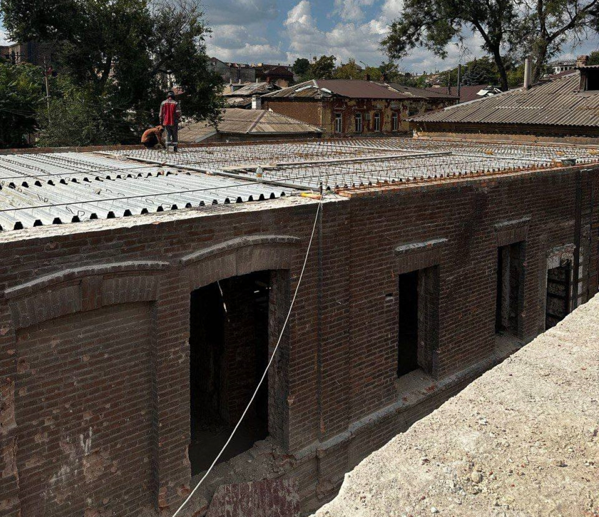 В Мариуполе вместо домов оккупанты строят бани. Фото: Мариупольский  городской совет