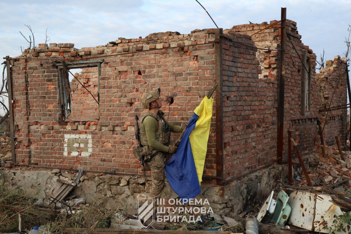 Над освобожденной от ВС РФ Андреевкой вывесили флаг Украины. Фото: Третья штурмовая бригада ВСУ