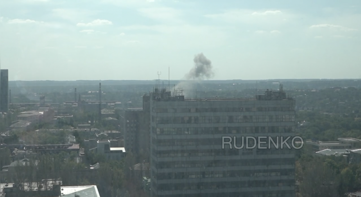 В Донецке прогремел мощный взрыв, местные публикуют видео клубов дыма и пыли над городом. Фото: Местные Telegram-каналы