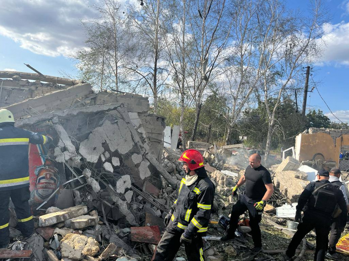 Більше 50 людей загинули внаслідок удару по кафе і магазину в селі на Харківщині
