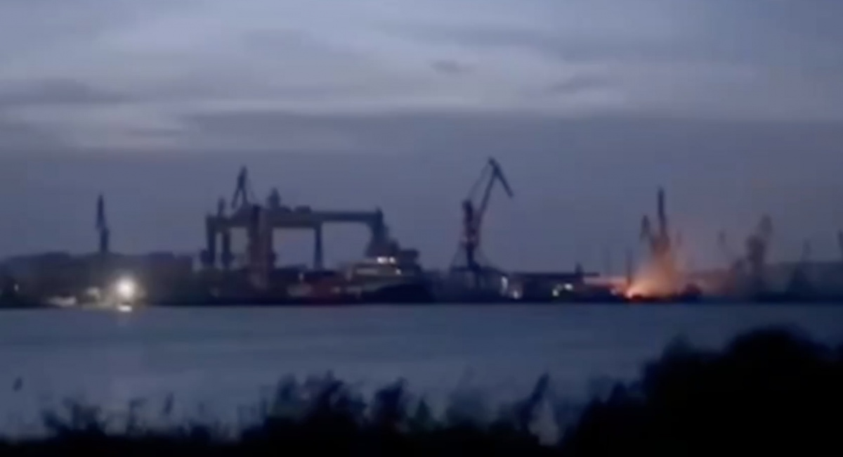 Пожар на судостроительном заводе в Керчи после ракетной атаки. Кадр из видео