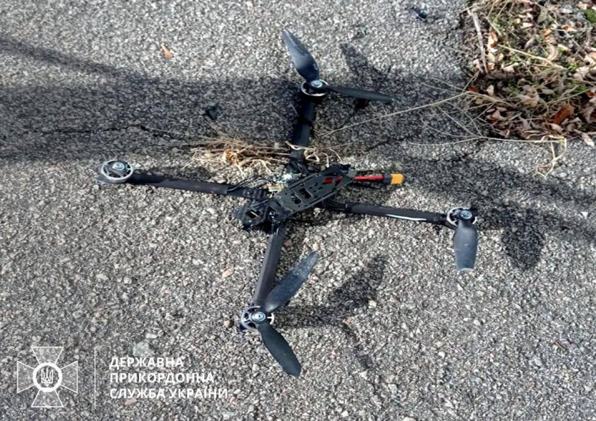Прикордонники з антидронової рушниці знищили чотири дрони РФ. Фото: Держприкордонслужба