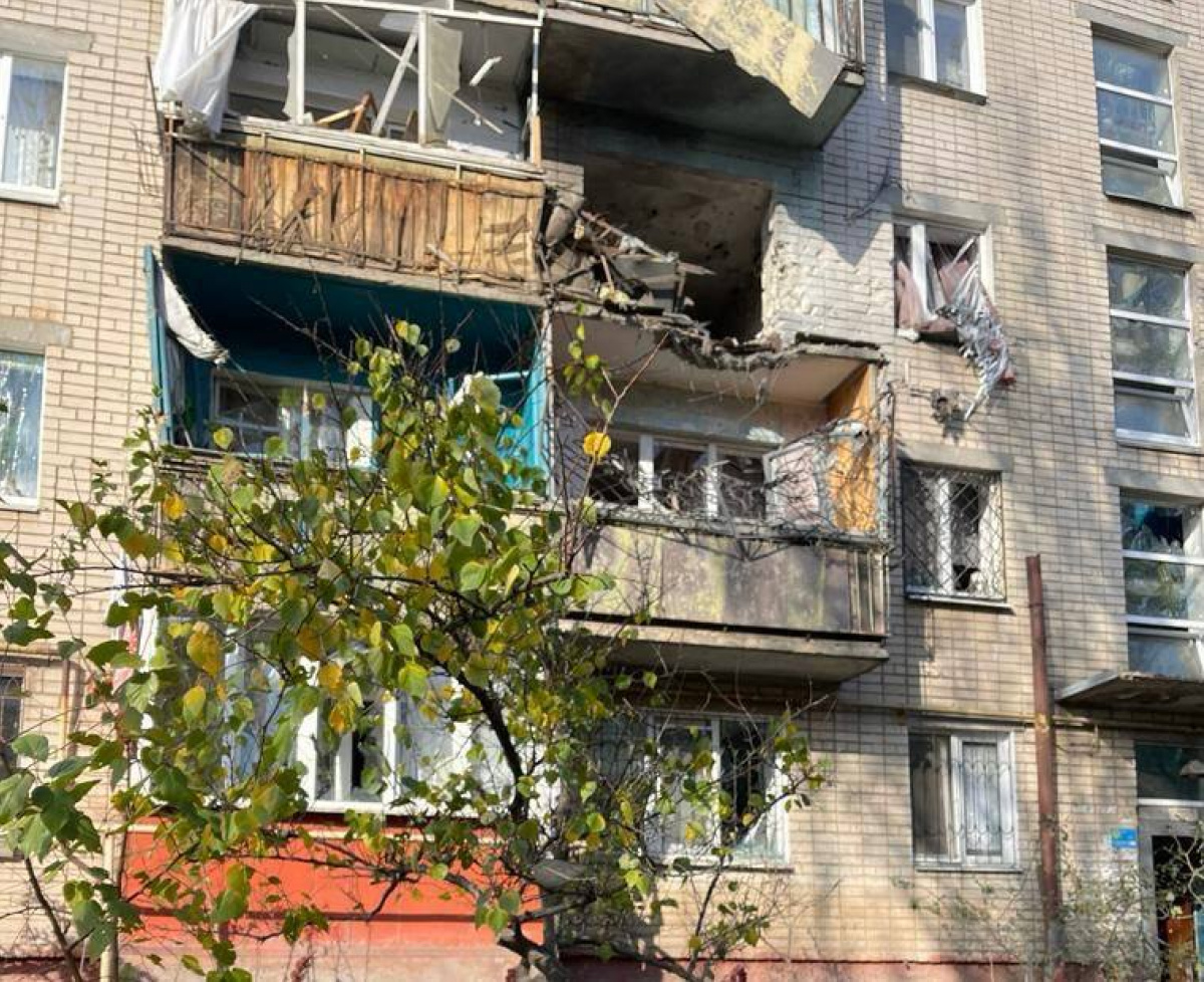 Росіяни обстріляли житловий квартал у Херсоні. Є загиблий та поранені. Фото: МВС України