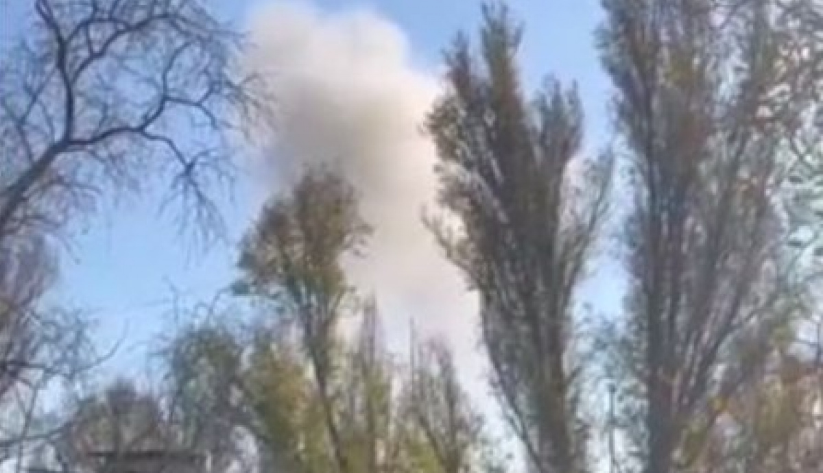 Стовп диму в Будьонівському районі Донецька. Кадр з відео