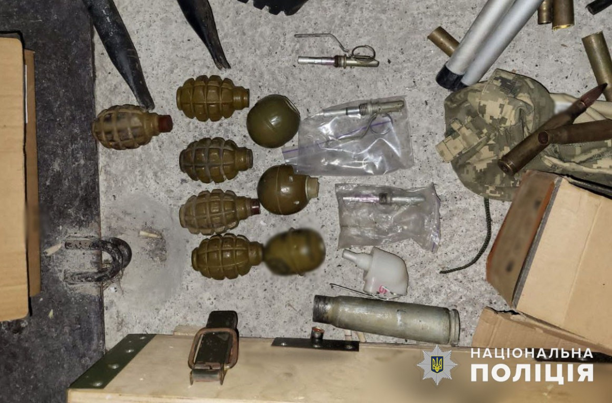 Небезпечний арсенал зберігав у себе вдома мешканець Костянтинівки. Фото: ГУ Нацполіції у Донецькій області