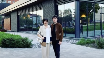 Начальник отдела образования Покровская Любовь Воротинцева и ее сын Артем. Кадр с видео