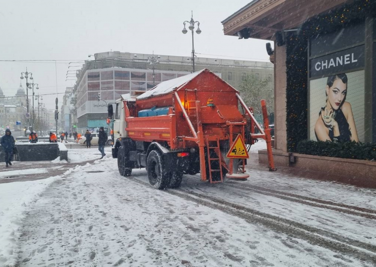 Уборка первого снега в столице. Фото: КГВА