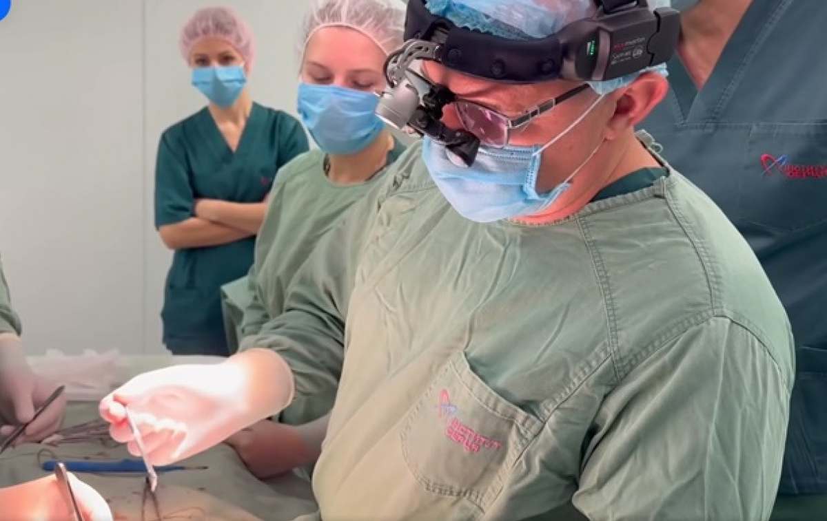 З серця дівчинки, що потрапила під обстріл у Херсоні, лікарі витягли уламок міни. Скріншот: відео Інституту серця