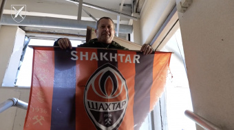 Военный спас флаг «Шахтера» в Авдеевке. Кадр из видео