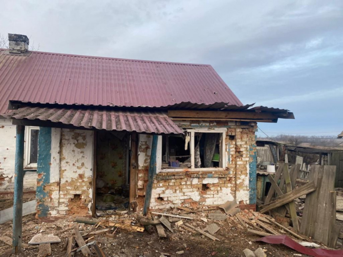 Значительные повреждения получили около двух десятков домов в Донецкой области из-за российских обстрелов за прошедшие сутки. Фото: Донецкая ОВА