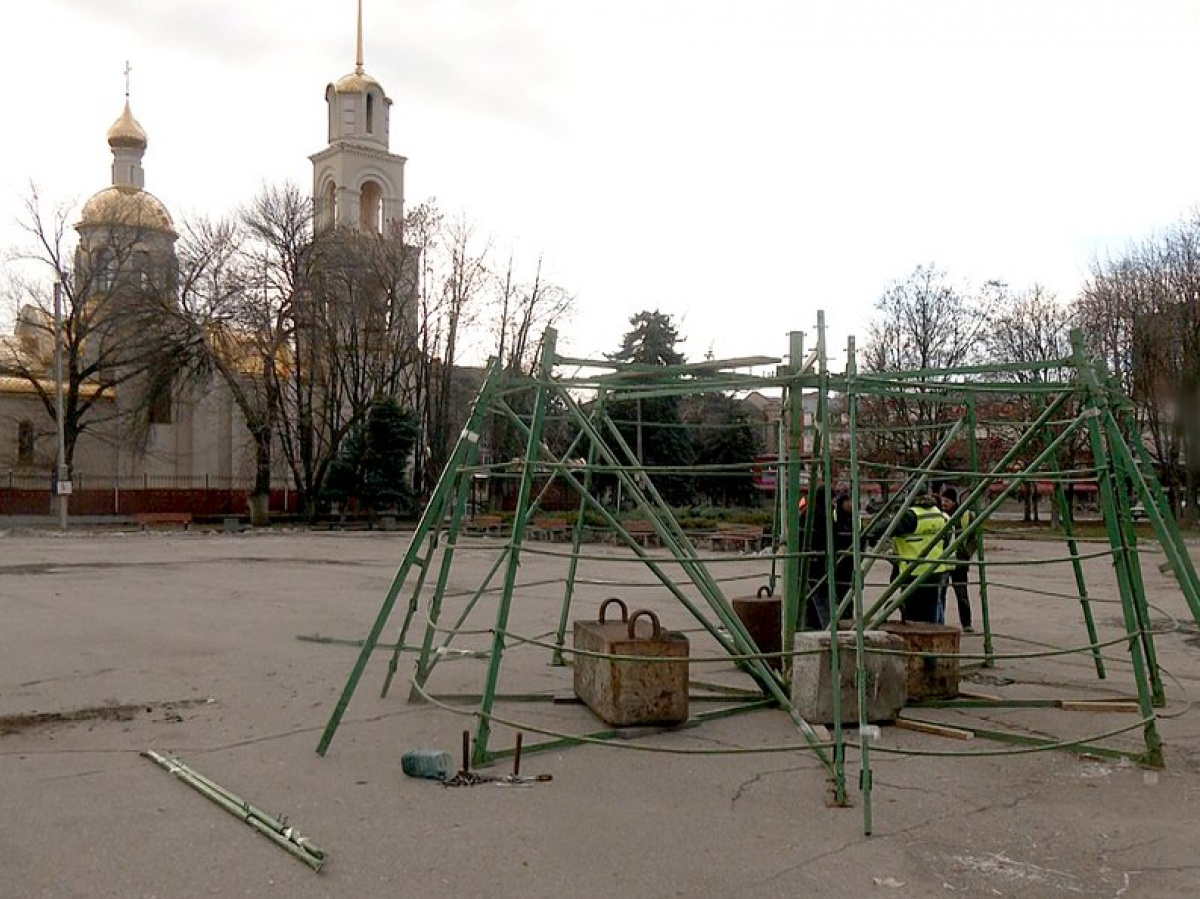 У Слов'янську 28 листопада на центральній площі почали встановлювати новорічну ялинку. Фото: Суспільне