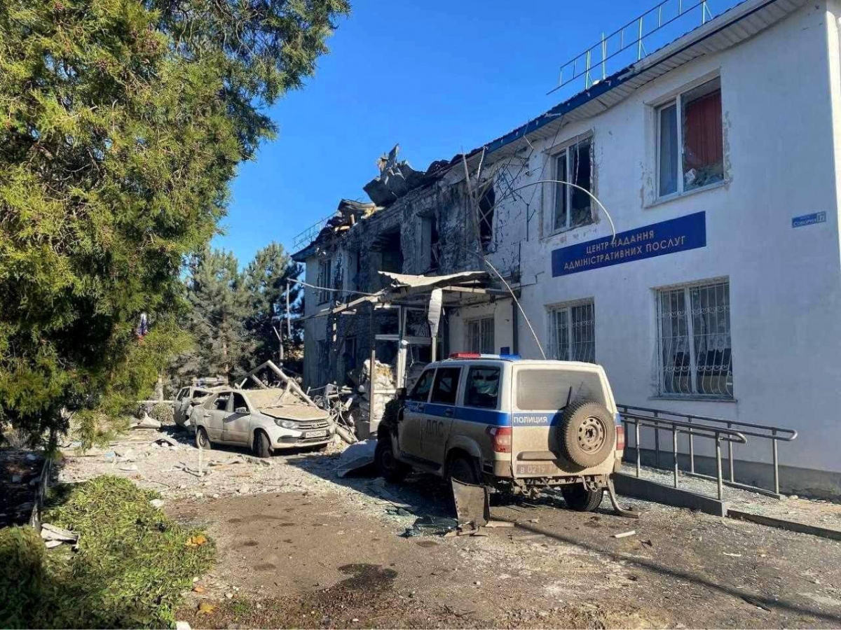 ЗМІ вдалося з'ясувати особи окупантів, які постраждали внаслідок удару ЗСУ по будівлі в селі на Херсонщині. Фото: ЦНС
