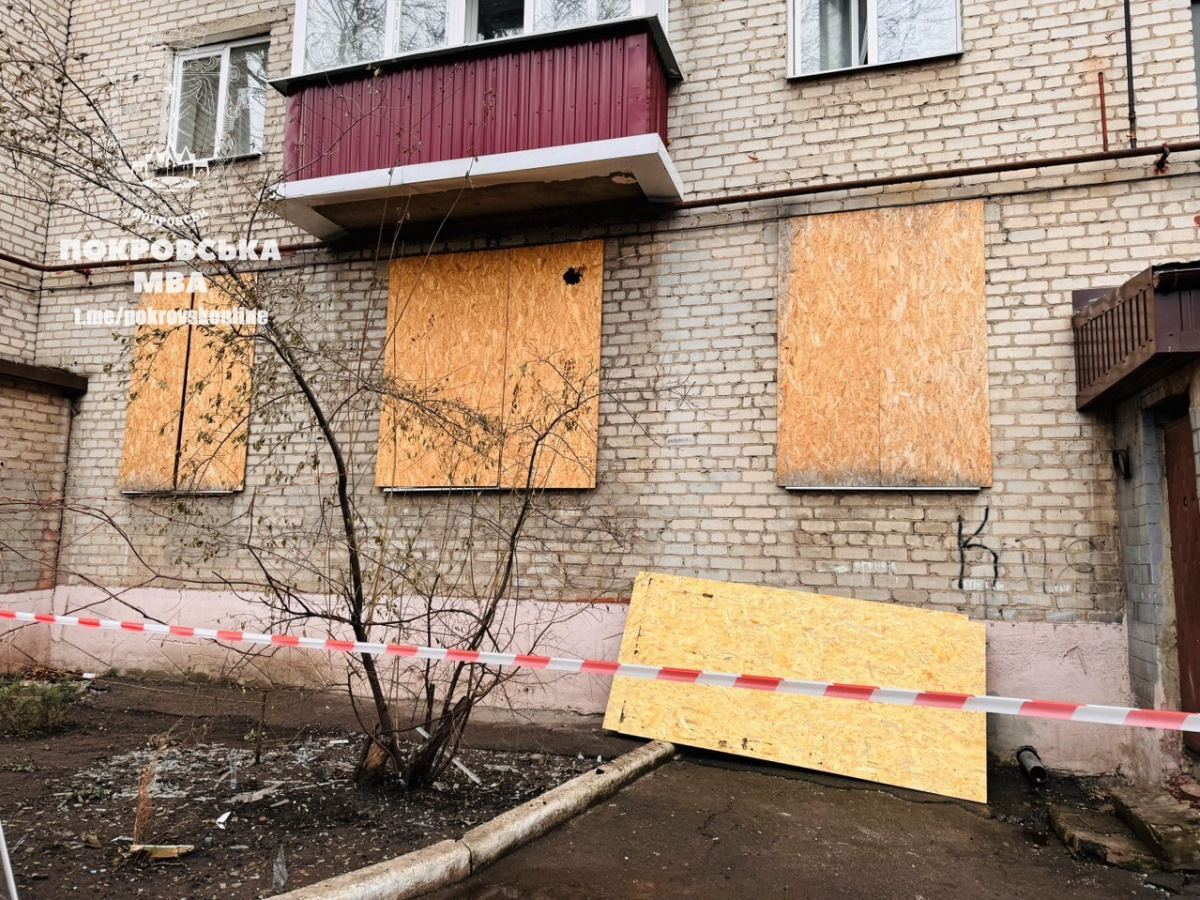 В Покровске Донецкой области устраняют последствия ночных «прилетов». Фото: Покровская ГВА