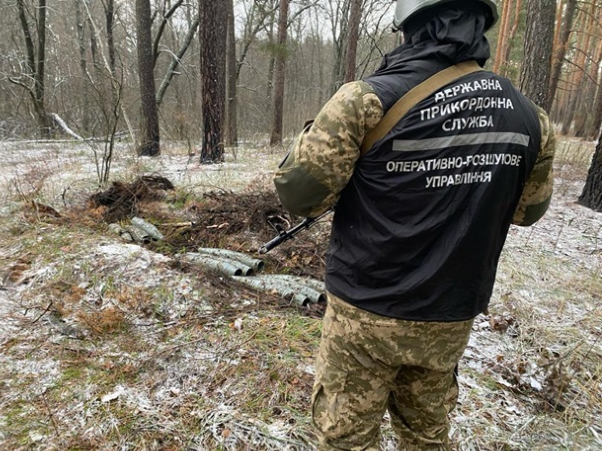 Краматорские пограничники обнаружили на деоккупированной территории российский тайник с оружием. Фото: ГПСУ