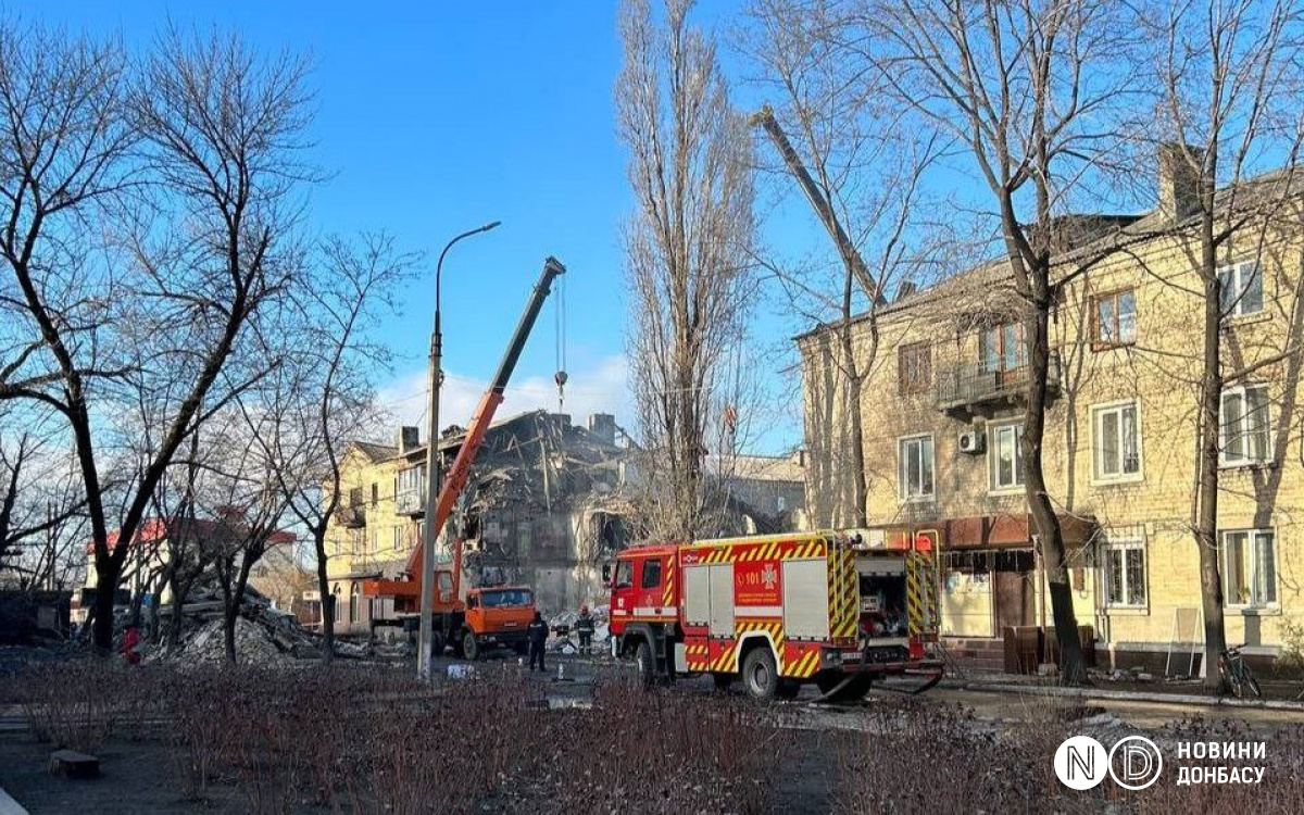 Наслідки ракетного удару по дому у Новогродівці. Фото: Новини Донбасу