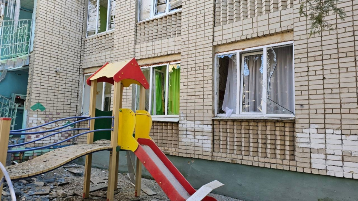 Результат обстрілу дитячого садка у Шуменському мікрорайоні Херсона. Фото: Telegram
