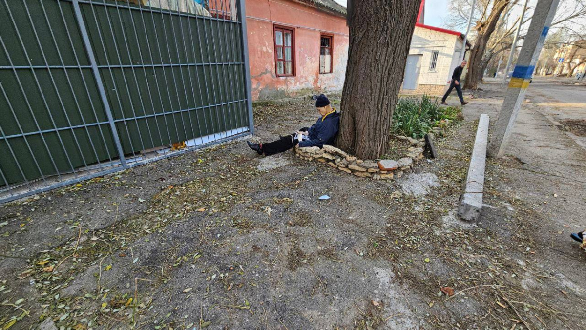 Россияне обстреляли центральную часть Херсона, известно о двоих погибших. Фото: Андрей Ермак/Telegram 
