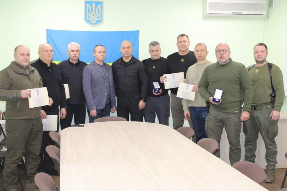 Керівникам військових адміністрацій Краматорського району вручили державні нагороди. Фото: Донецька ОВА