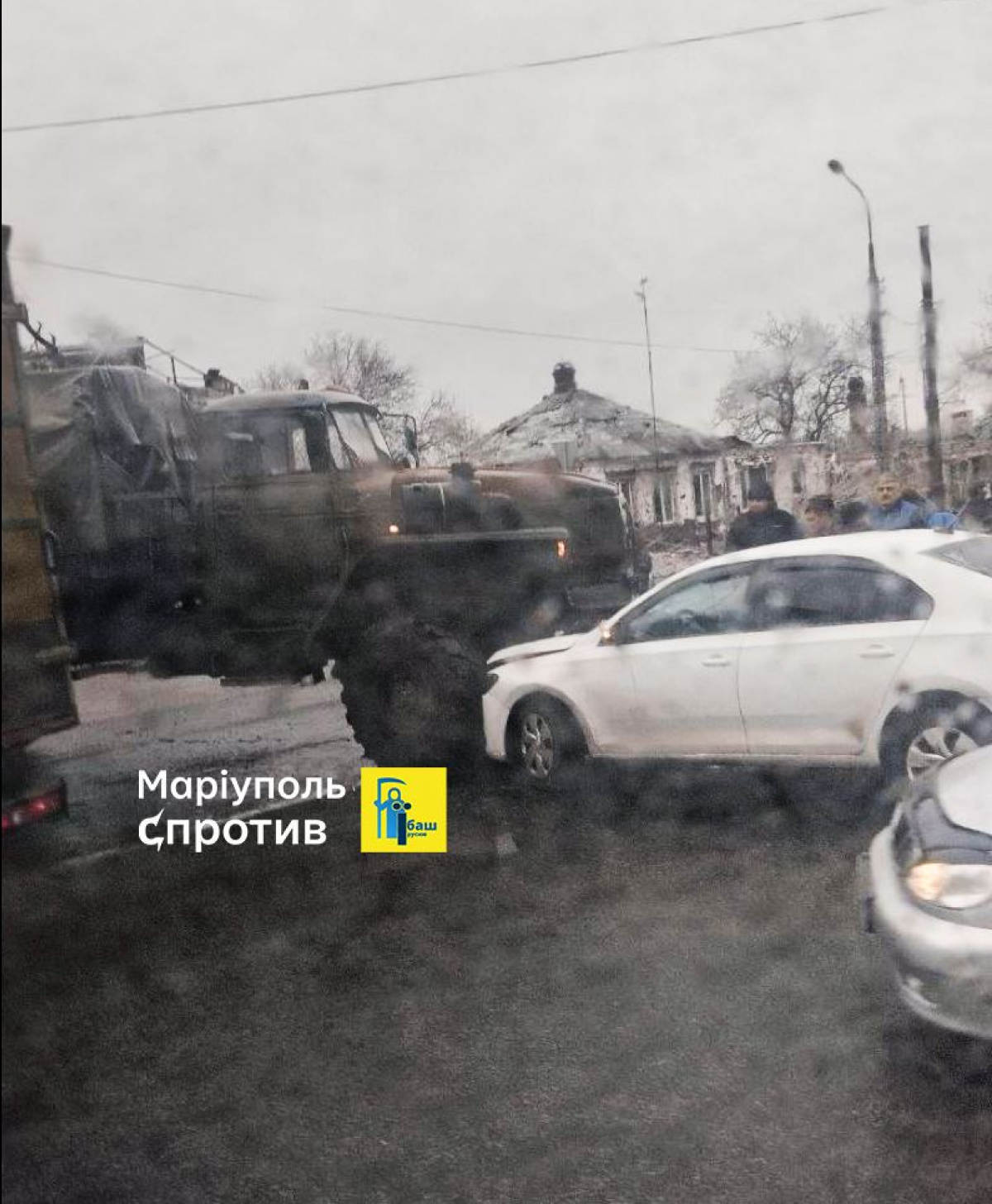 В окупованому Маріуполі вантажівка з боєкомплектом врізалася в легковий автомобіль. Фото: Петро Андрющенко/Телеграм