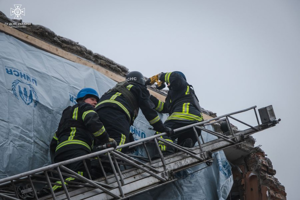 Рятувальники проводять консервацію багатоквартирного житлового будинку. Фото: ДСНС