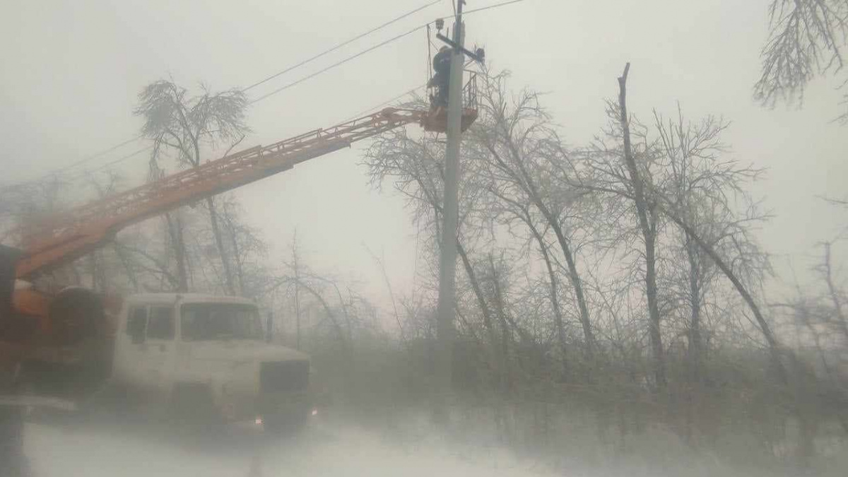 За тиждень ДПЕК Донецькі електромережі відновили світло для 386 тисяч сімей. Фото: прес-служба