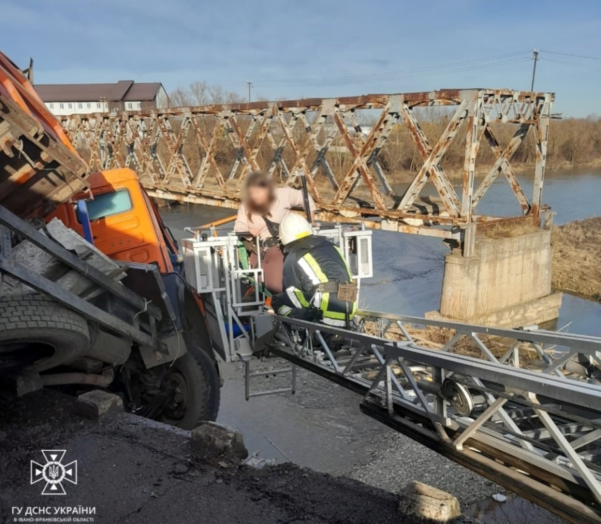 Рятувальники дістають жінку з вантажівки. Фото: ДСНС