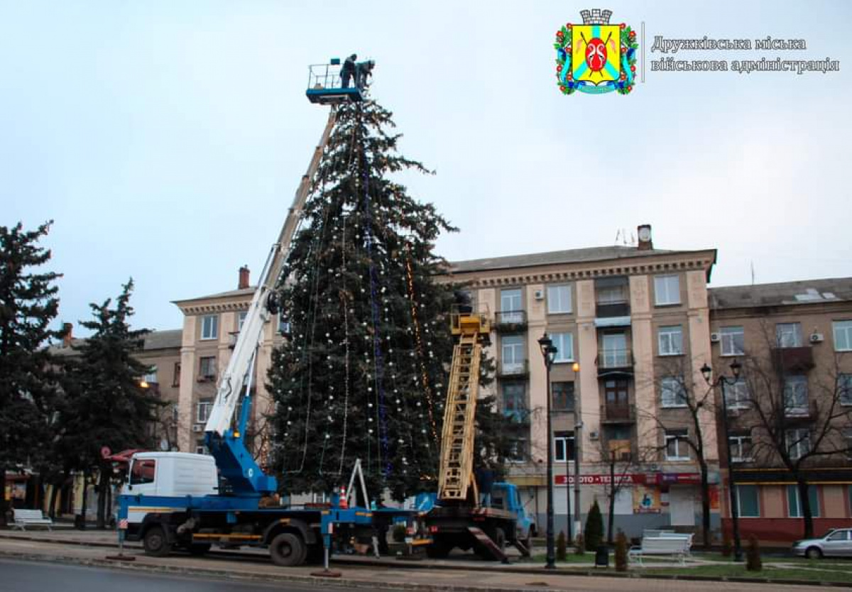 На площади Соборной в Дружковке к предстоящим зимним праздникам украсили городскую елку. Фото: Дружковская ГВА