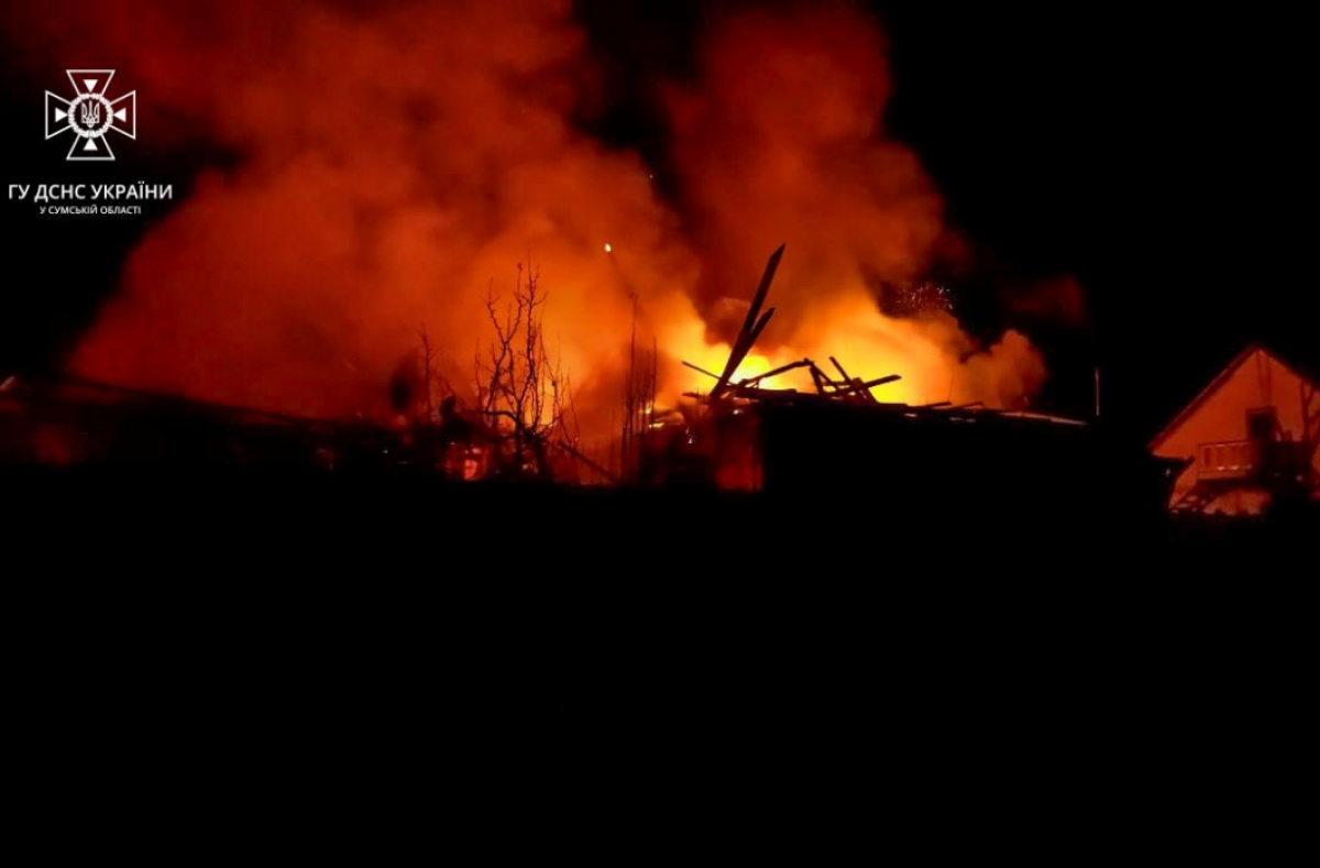 Пожар после обстрела РФ в Сумской области. Фото: ГСЧС