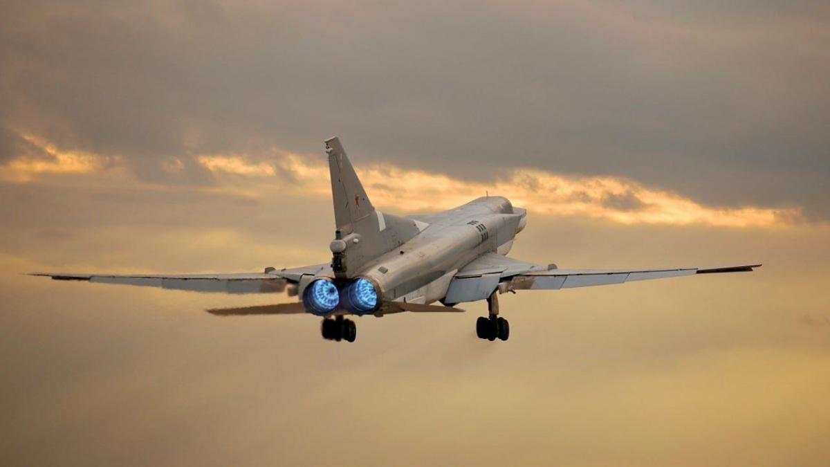 Российский сверхзвуковой дальний бомбардировщик Ту-22М, носитель гиперзвуковых ракет Х-22