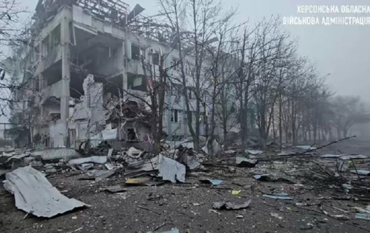 Адміністративна будівля у Херсоні повністю зруйнована внаслідок атаки російського безпілотника. Фото: Херсонська ОВА