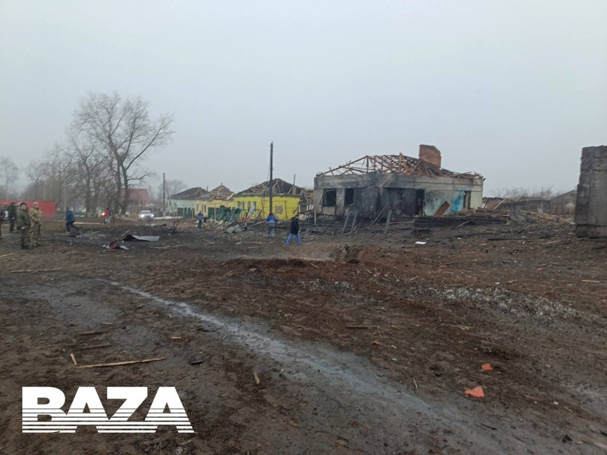 Зруйновані будинки в Воронезькій області — результат падіння боєприпасу з російського літака. Фото: Baza