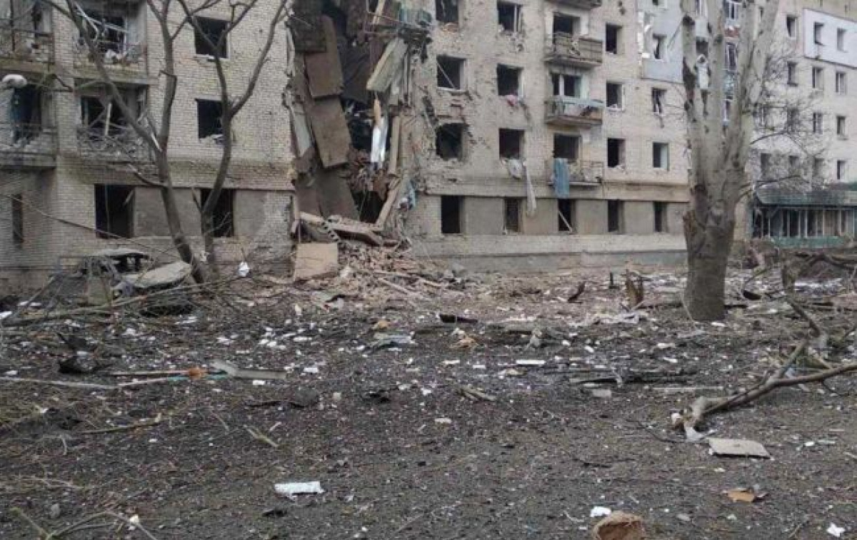 Ударом російської авіабомби в Оріхові зруйновано цілий під'їзд багатоповерхового будинку. Фото: Запорізька ОВА