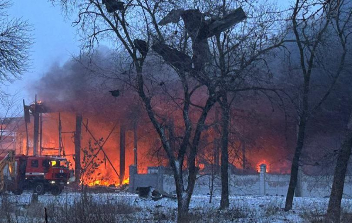 Через російський удар у Новомосковську Дніпропетровської області виникла сильна пожежа, є постраждалі. Фото: Дніпропетровська ОВА
